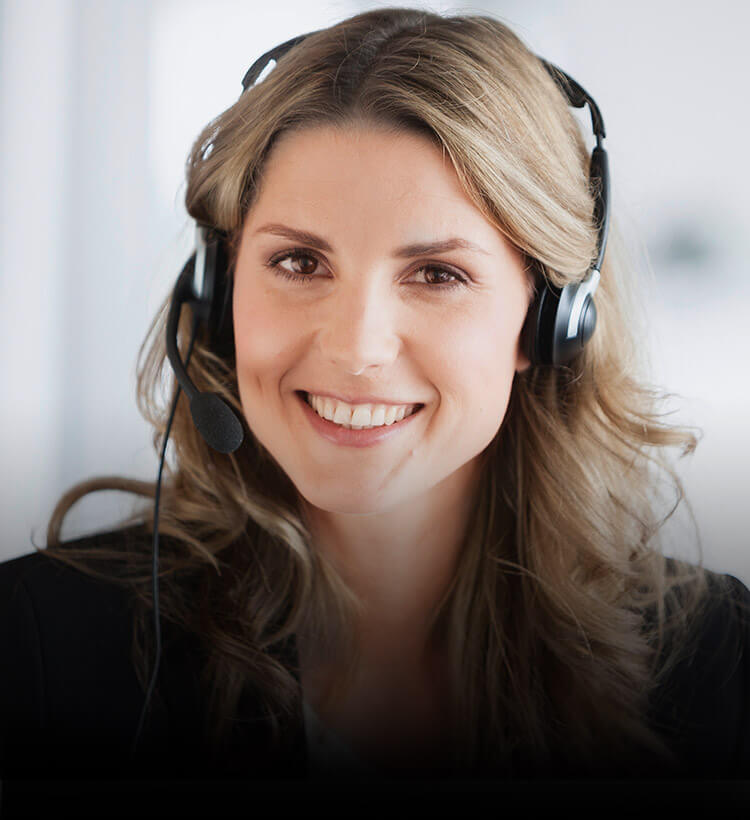 Kundenberaterin mit Headset im Kundenservicebüro